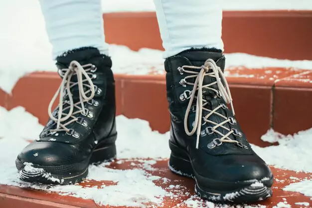 female-feet-winter-boots-with-laces